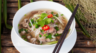 Làm thêm 1 bước này, nước dùng phở bò nấu tại nhà trong vắt, ngọt lừ, thơm ngon hơn ngoài hàng