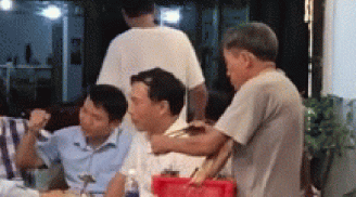 Xúc động câu chuyện ông cụ bán hàng rong bốc đồ ăn của nhóm thanh niên đang nhậu