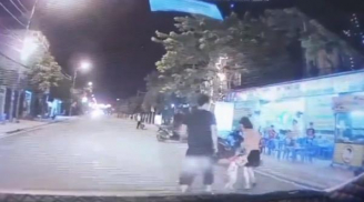 Thót tim cảnh bé gái bất ngờ lao thẳng vào đầu ô tô, tài xế xử lý cực tỉnh khiến ai nấy thở phào