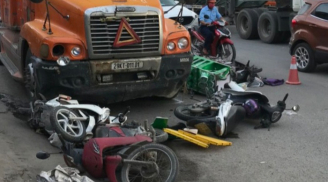 Xe đầu kéo húc văng 7 xe máy đang dừng đèn đỏ khiến nhiều người bị thương