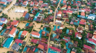 Lũ chồng lũ, người dân miền Trung chống chọi giữa biển nước