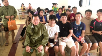 Cảm động thầy hiệu trưởng lội nước mang cơm cho sinh viên bị cô lập vì mưa lũ