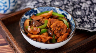 Trời se lạnh mẹ làm thịt gà om nấm, cả nhà ăn hết nồi cơm