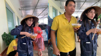 Xót xa với hình ảnh Thủy Tiên ăn vội bát mì và đôi bàn tay nhăn nheo sau nhiều ngày lội nước