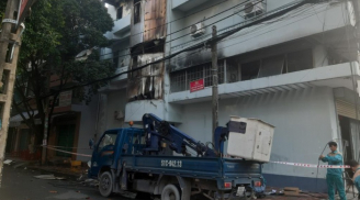 Căn nhà 4 tầng bốc cháy dữ dội, cảnh sát phá cửa cứu 6 người thoát nạn