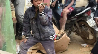 Khoảnh khắc trẻ em vùng lũ lấm lem bùn đất ăn bánh chưng cứu trợ ngon lành gây cảm động