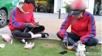 Cùng bị khách 'bom hàng', hai nam shipper có màn 'hợp tác' nhịp nhàng ai nấy cũng cảm thán