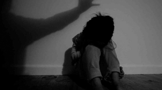 Bé gái 3 tuổi chấn thương sọ não nguy kịch, nghi bị mẹ đẻ bạo hành