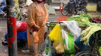 Người phụ nữ mang bệnh hiểm nghèo đứng bán rau giữa trời mưa: 'Sợ không qua khỏi ai nuôi cháu cô'