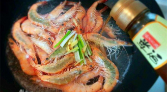 Luộc tôm không cầu kỳ nhưng đây mới là cách làm chuẩn, bao ngon