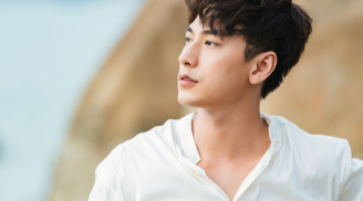 Issac và màn ghi 'tài liệu' cảm ơn trên tay để đọc khi nhận giải khiến fan được phen 'cười xỉu'