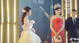 Thái độ của Đỗ Thị Hà khi chạm mặt vợ chồng Thuỷ Tiên gây sốt, dân mạng 'đào' lại vụ Linh Chi 'hất tóc'