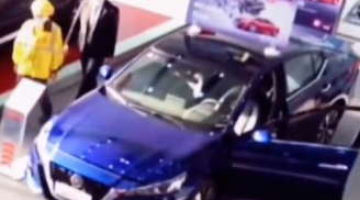 Đang giao đồ ăn cho khách, ngó thấy chiếc xế sang ưng ý, nam shipper 'quất liền' chẳng cần nhìn giá