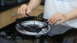 Đánh bay vết dầu mỡ bám trên kiềng bếp ga bằng thứ nước này, không biết hơi phí!