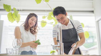 Đừng bỏ mặc vợ trong căn bếp, 4 lợi ích nếu chồng phụ vợ việc nấu ăn, dọn dẹp không phải ai cũng biết