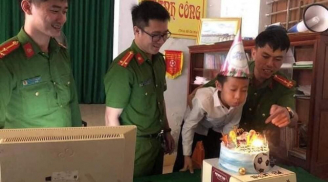 Đi làm căn cước công dân đúng 0h ngày sinh nhật, cậu bé 14 tuổi được các chú công an tặng quà đặc biệt