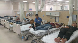 Sau bữa ăn trưa, hàng chục công nhân nôn ói, nhập viện