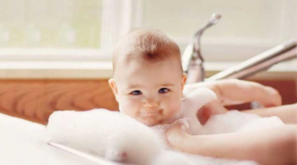 4 lỗi sai khi tắm cho trẻ vào mùa hè khiến con dễ ốm