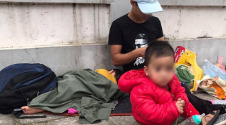 Ông bố ôm hai con nhỏ vạ vật ở vỉa hè Hà Nội tìm vợ khiến nhiều người thương xót