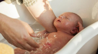 4 thời điểm tuyệt đối không được tắm cho trẻ sơ sinh mà bố mẹ nào cũng phải nhớ kẻo hối không kịp