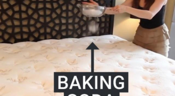 Đổ cả hộp baking soda lên nệm và chờ đúng một giờ sau, ai cũng 'tròn mắt' khi thấy điều bất ngờ
