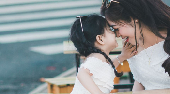 Muốn con gái hạnh phúc và thành công, đây là 5 điều các bà mẹ nên 'tỉ tê' với con