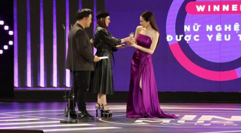 Phi Nhung nhờ cậy đến đôi giày 20cm cũng không đủ sức cân chiều cao của Hương Giang