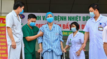 Bác sĩ tiết lộ chi phí điều trị cho bác gái bệnh nhân 17 sau gần 3 tháng nhiễm Covid-19