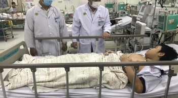 Vụ cây phượng bật gốc đè trúng học sinh: Phẫu thuật cho 2 học sinh chấn thương nặng