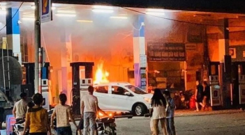 Ô tô bốc cháy dữ dội sau khi đâm đổ cột bơm xăng