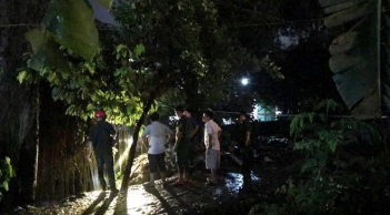 Tắm mưa, bé trai 4 tuổi trượt chân xuống mương rồi bị nước cuốn mất tích