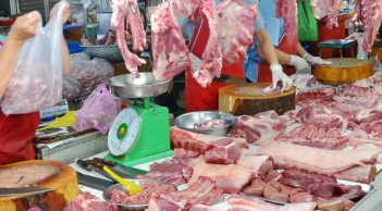 Giá thịt lợn tăng cao 'ngất ngưởng' lên hơn 200.000 đồng/kg, người tiêu dùng 'cắn răng' móc ví