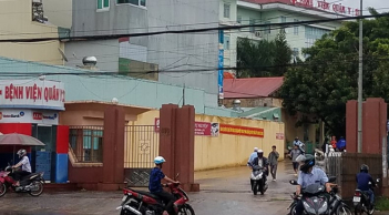 Giải cứu thiếu nữ, trung tá công an bị gã trai chém đứt gân tay