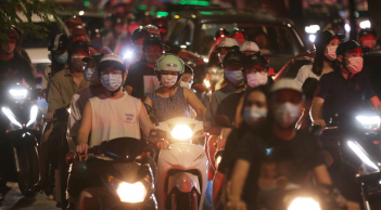 Hà Nội 'kẹt cứng' người đi chơi Trung thu, ùn tắc nhiều tuyến phố