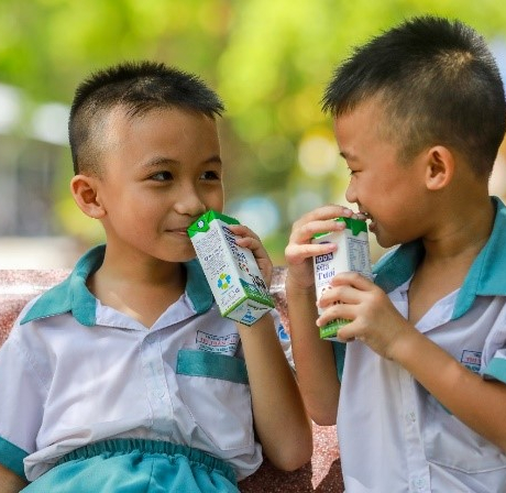 Vì sao các bé hào hứng với giờ uống sữa tại trường?