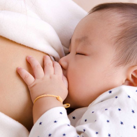 Sau sinh ăn rau gì để sữa về ào ào, con bú no không cần dùng thêm sữa bột?