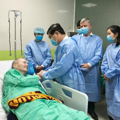 Phi công Anh phổi hồi phục 90%, đã có thể dùng điện thoại trò chuyện với bạn bè