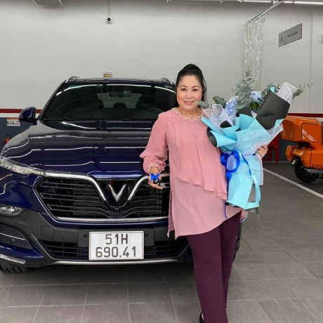 NSND Hồng Vân khoe xế hộp mới, “ông bụt” đứng sau tài trợ mới gây bất ngờ