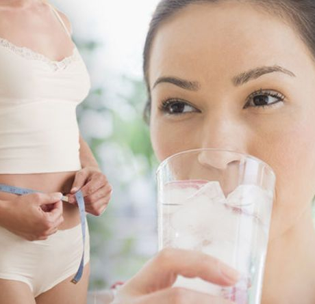 Đây chính là 4 kiểu uống nước thông minh, giúp chị em hút mỡ thừa nhanh chóng
