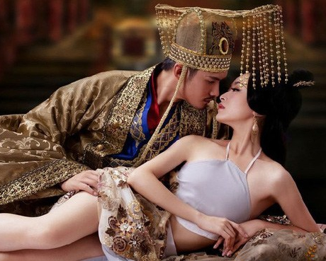 Lạ lùng Hoàng đế yêu say đắm cung nữ hơn 17 tuổi, bao nhiêu phi tần trẻ đẹp cũng không sánh bằng