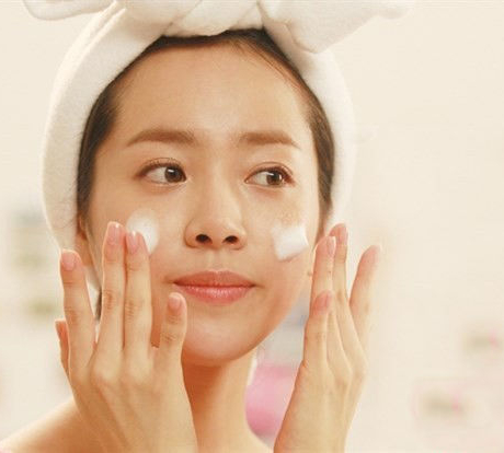 7 thói quen chị em nên làm vào buổi sáng để giúp da mặt của mình luôn căng mịn