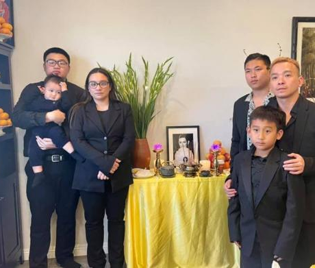 Con gái cùng gia đình đưa tro cốt của cố ca sĩ Phi Nhung về nhà