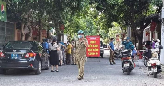 Người phụ nữ đi chợ thường xuyên, test nhanh 2 lần dương tính Covid-19 - Vimarsana News