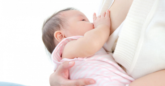 Cho con bú xong rồi ngủ thiếp đi, người mẹ trẻ qua 1 phen hú vía - Vimarsana News