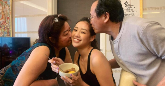 Khánh Vân đã trở về nhà sau thời gian cách ly, hạnh phúc vì được mẹ chiêu đãi bữa cơm ngon nhất - Vimarsana News