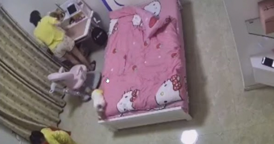 Bé 6 tháng ngã từ giường xuống đất, mẹ vội bế thốc con lên, chuyên gia khuyến cáo 10 giây vàng cứu con - Vimarsana News