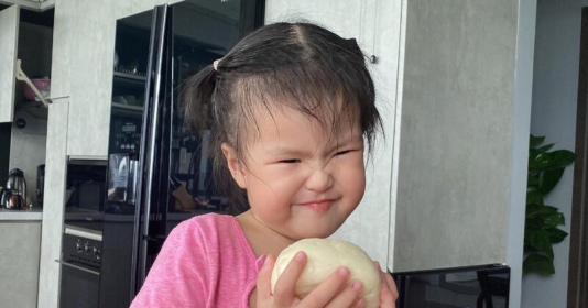 Con gái Lê Phương mới 2 tuổi đã biết phụ mẹ làm bánh, nhìn gương mặt cưng muốn xỉu - Vimarsana News